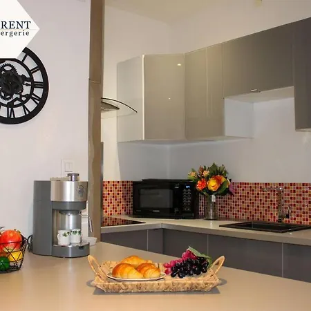 Le Leon By Apirent #balcon #calme #climatisation #central